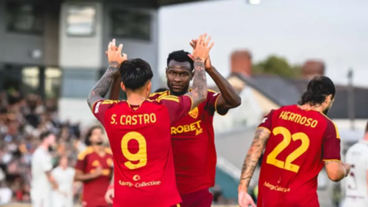 Selebrasi para pemain Roma dalam kemenangan atas Newport County.