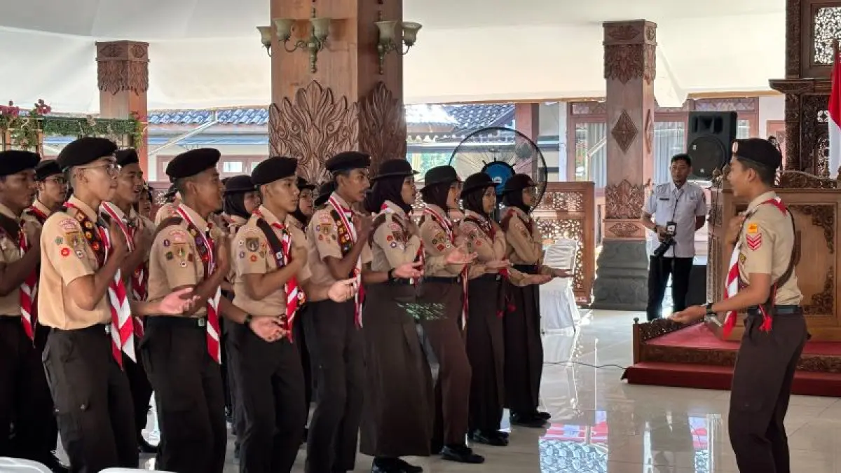 SEMANGAT: Para peserta Jambore Nasional XII 2026 siap diberangkatkan ke Bumi Perkemahan Cibubur, Jakarta Timur. (NAILA NIHAYAH/RADAR JOGJA)