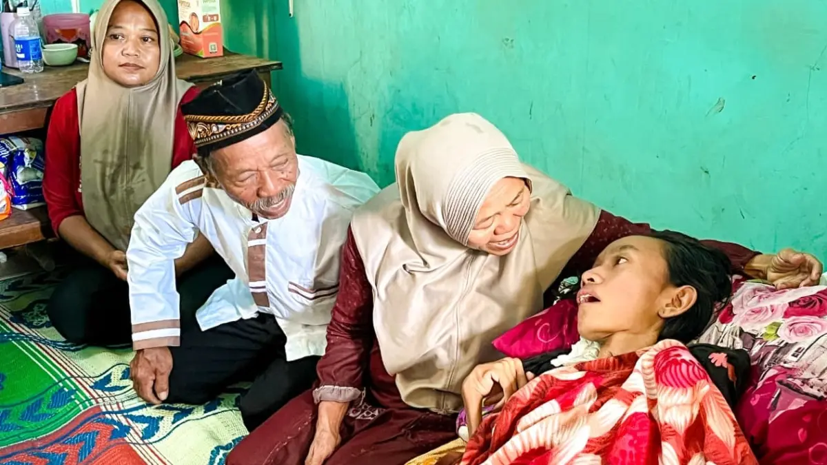 TERBARING: Anidya alias Dik Ida, korban kecelakaan lalu lintas pada 2023, masih menjalani perawatan di kediamannya di Padukuhan Surodadi, Kalurahan Umbulrejo, Kapanewon Ponjong, Gunungkidul. (Dzika Fajar/Radar Jogja)