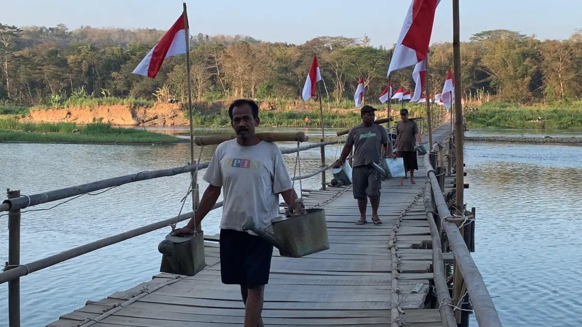 Warga melintasi Jembatan Sesek di Padukuhan Temben, Kalurahan Ngentakrejo, Kapanewon Lendah, Kulon Progo, Rabu (5/8/2026).