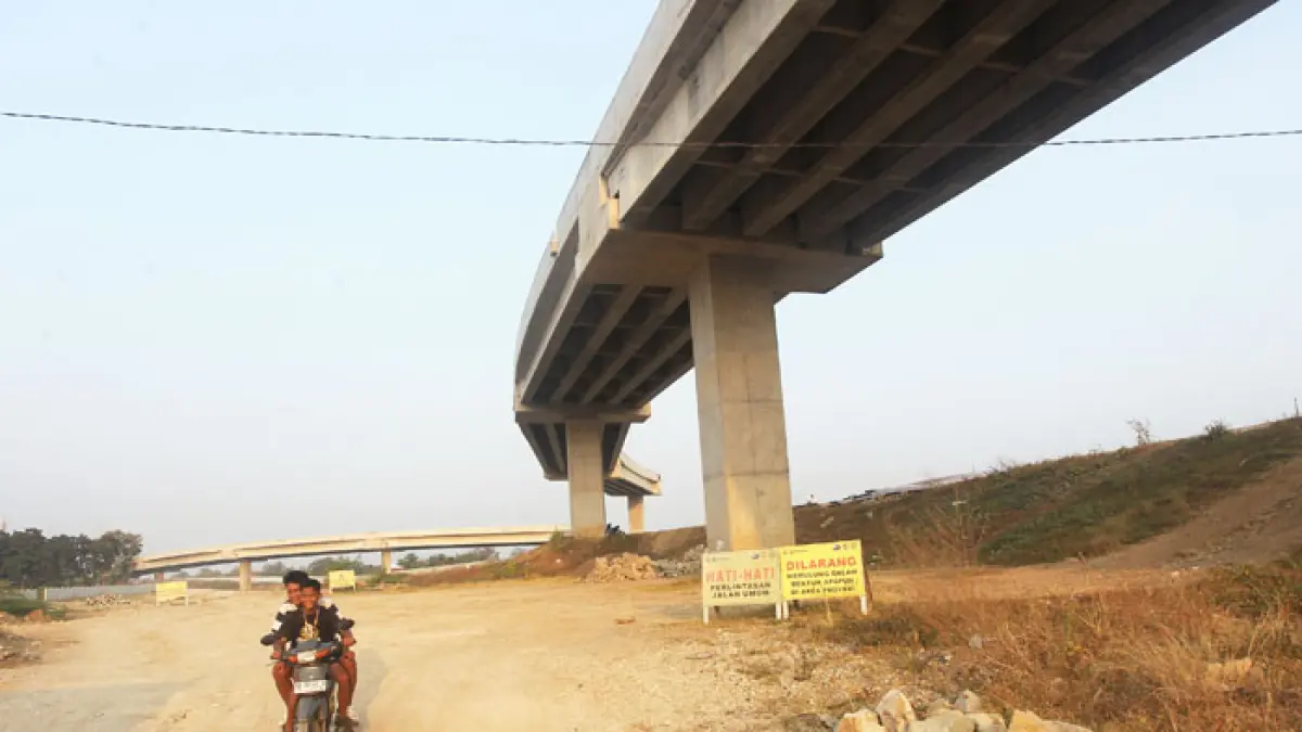 PEMBANGUNAN: Warga melintas di dekat proyek pembangunan Jalan Tol Jogja-Bawen di Tirtoadi, Kapanewon Mlati, Sleman, Kamis (6/8/2026). Pembangunan Jalan Tol Jogja-Bawen dan Jogja-Solo diproyeksikan membentuk golden triangle yang menghubungkan tiga pusat pertumbuhan ekonomi di Jawa Tengah dan DIJ. (Guntur Aga Tirtana/Radar Jogja)