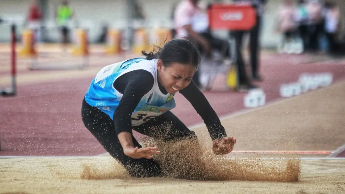 Aksi atlet cabang olahraga lompat jauh dalam Kejuaraan Nasional Atletik tingkat pelajar, di Stadion Mandala Krida, Kota Jogja, beberapa waktu lalu. GUNTUR AGA TIRTANA/RADAR JOGJA