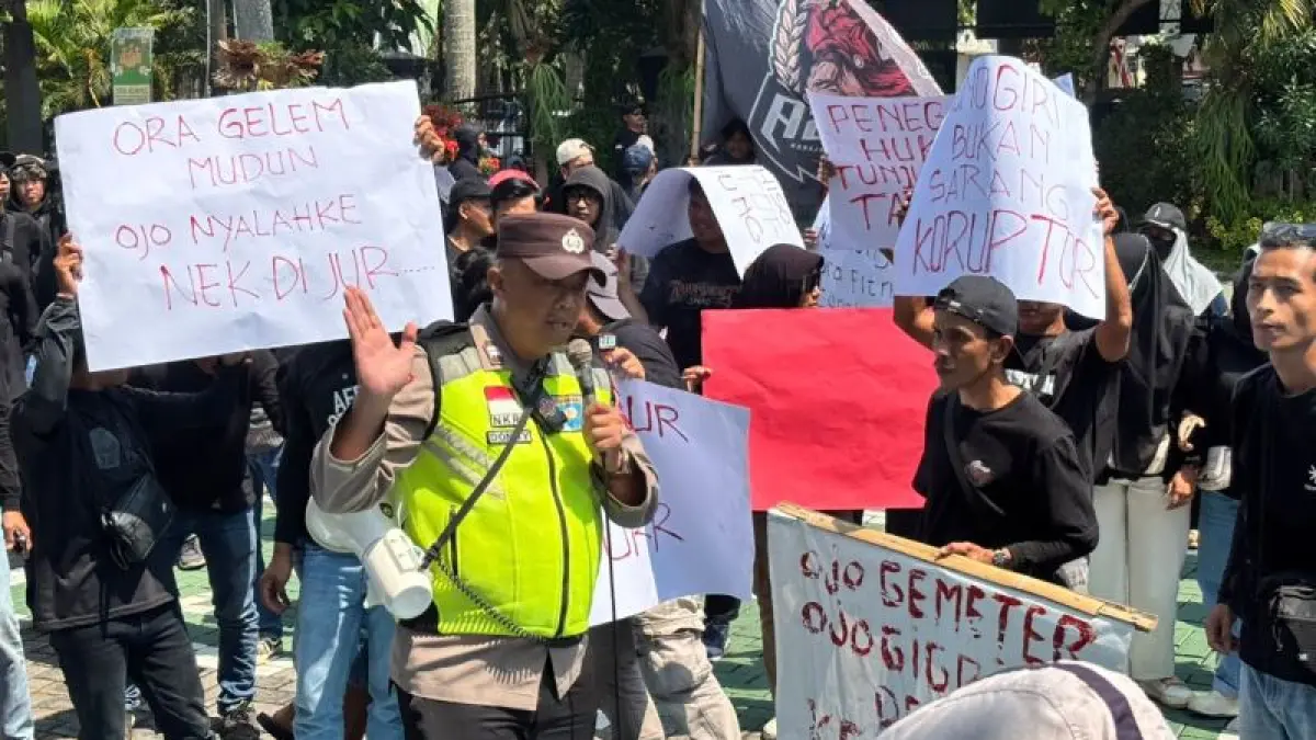 ASPIRASI: Warga membawa sejumlah poster yang meminta agar kejaksaan segera melanjutkan proses hukum kadesnya atas dugaan tindak pidana korupsi, Kamis (6/8/2026). (NAILA NIHAYAH/RADAR JOGJA)