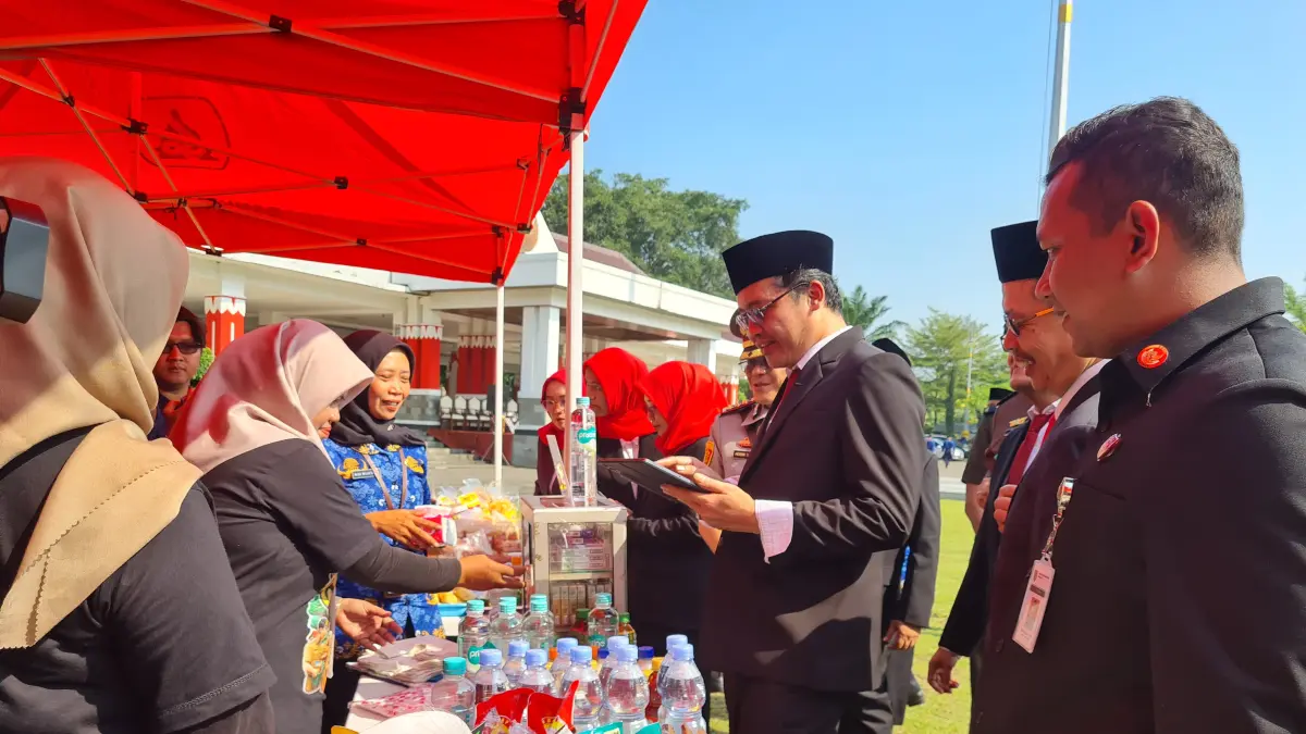 Bupati Magelang bersama forkompimda saat berbelanja di Lapangan drh Soepardi.
