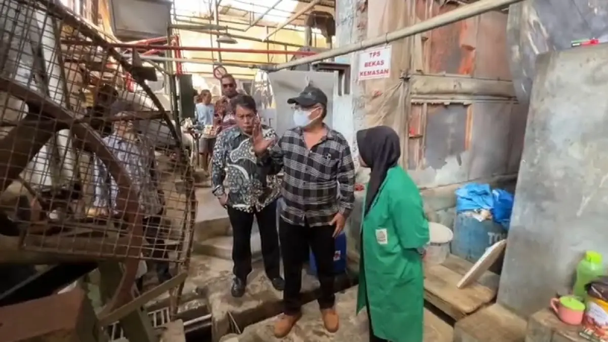 CEK LAPANGAN: Jajaran DPRD dan DLH Kota Jogja saat sidak pabrik pengolahan kulit PT Sinar Obor Prawirodirjan, Gondomanan, Kamis (6/8/2026). Rizky Wahyu/Radar Jogja