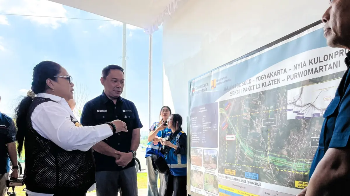 CEK RENCANA: Bupati Gunungkidul Endah Subekti Kuntariningsih melihat peta rencana pengembangan akses jalan tol menuju wilayah Gunungkidul dalam audiensi dengan Jasa Marga. (Dok. Pemkab Gunungkidul)