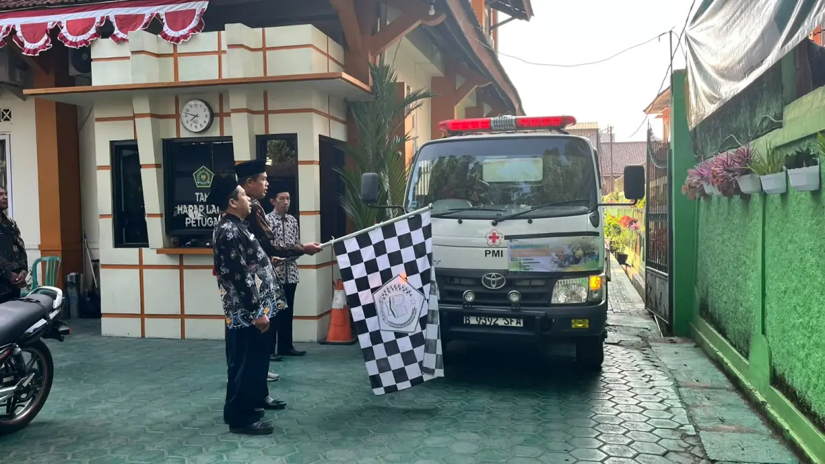  Kepala Kantor Kemenag Kebumen Anif Solikhin memimpin upacara pengiriman bantuan air bersih ke tempat ibadah dan lembaga keagamaan di wilayah Karanggayam. (Dokumentasi Kemenag Kebumen)

&nbsp; 
