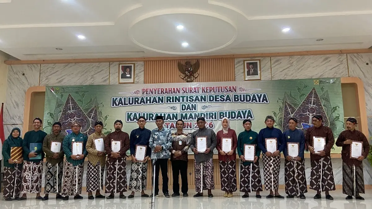 Para lurah sedang memegang SK penetapan Kalurahan Rintisan Budaya dan Kalurahan Mandiri Budaya di Aula Kalurahan Pendowoharjo Kamis (6/8/2026). Cintia Yuliani/Radar Jogja