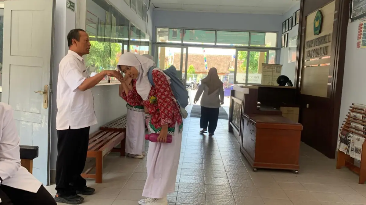 PULIH: Siswa SMPN 1 Nanggulan kembali beraktivitas kembali setelah gejala keracunan muncul. (ANOM BAGASKORO/RADAR JOGJA)
