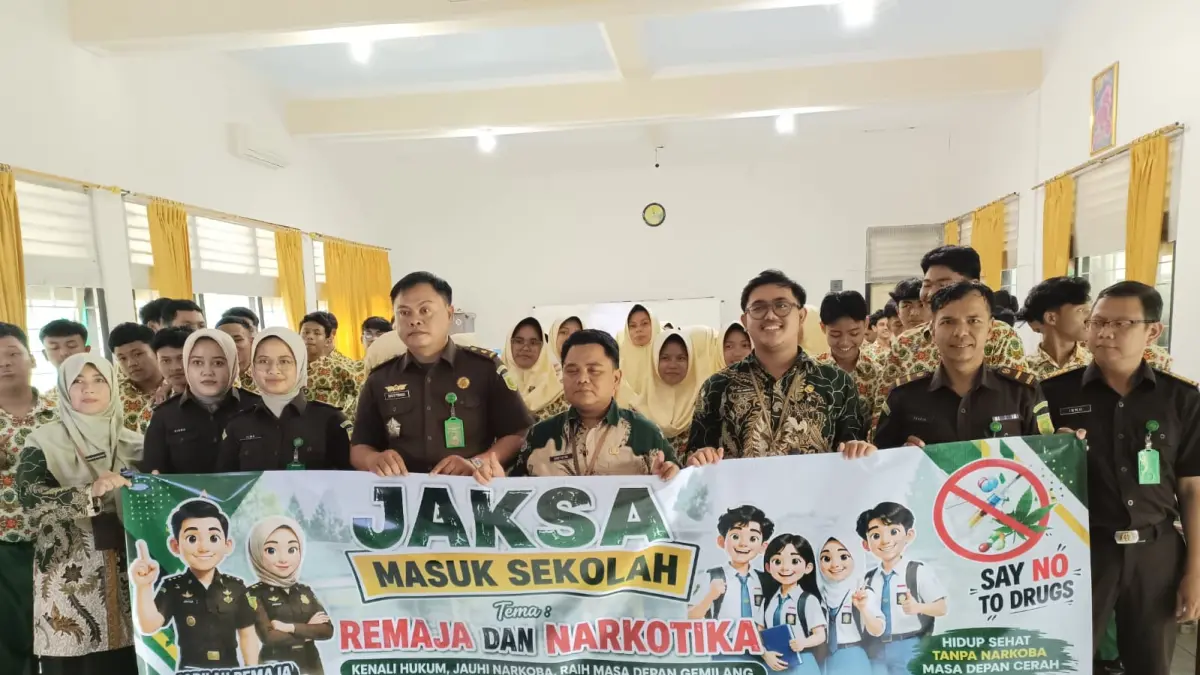 Rombongan jaksa dari Kejaksaan Negeri Kebumen memberikan materi terkait pemahaman hukum kepada pelajar MAN 1 Kebumen. (M Hafied/Radar Jogja)

&nbsp;