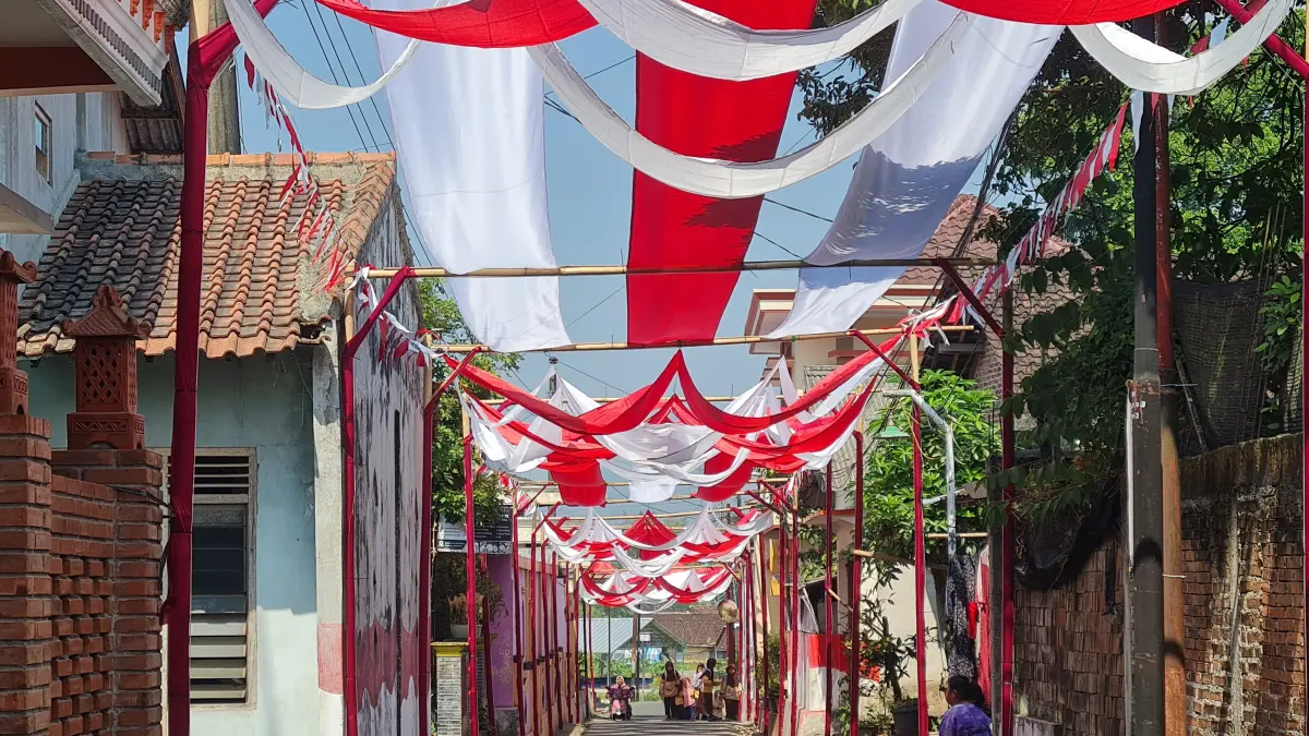 Bentangan kain merah putih menghiasi jalan di RT 6, Dusun Sorogenen, Menayu, Muntilan, Jumat (7/8).