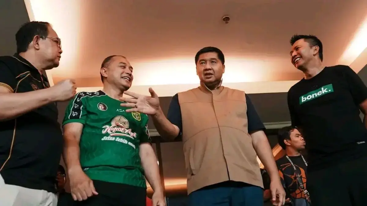 CEO Persebaya Azrul Ananda (kanan) dukung keputusan panitia gelar semifinal dan final Piala Presiden 2026 di venue netral. (Istimewa)