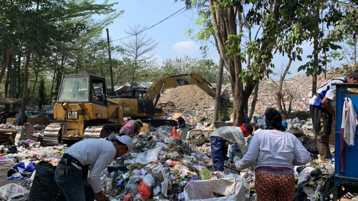 GUNUNG SAMPAH: Timbunan sampah di zona aktif TPAS Wukirsari, Kalurahan Baleharjo, Kapanewon Wonosari, telah mencapai ketinggian sekitar 15 meter. (Dzika Fajar/Radar Jogja)
