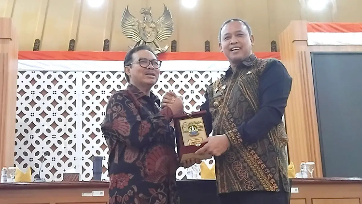 KOLABORASI: Wali Kota Jogja Hasto Wardoyo berfoto bersama Wali Kota Tri Adhianto Tjahyono usai belajar penanganan sampah di Balai Kota Jogja, Jumat (7/8/2026). (Foto: Rizky wahyu/radar jogja)