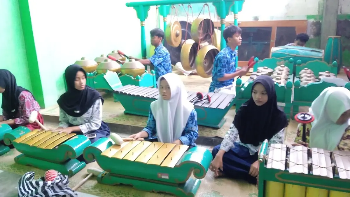 LATIHAN: Para murid SMPN 4 Baguntapan sedang berlatih karawitan. Dokumentasi SMPN 4 Banguntapan