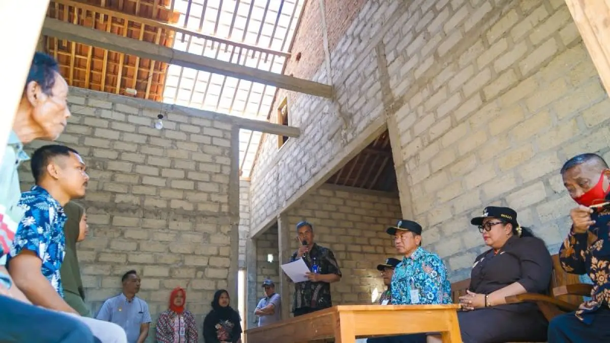 MONITORING: Bupati Gunungkidul Endah Subekti Kuntariningsih meninjau progres pembangunan rumah tidak layak huni (RTLH) milik warga di Padukuhan Karangnongko, Wiladeg, Karangmojo Jumat (7/8).