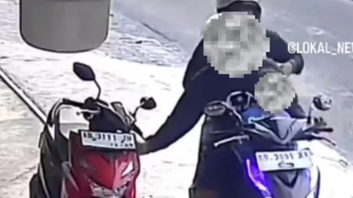 Pelaku saat melakukan aksi pencurian HP yang masih tertinggal di motor. (Dokumentasi Polres Bantul)