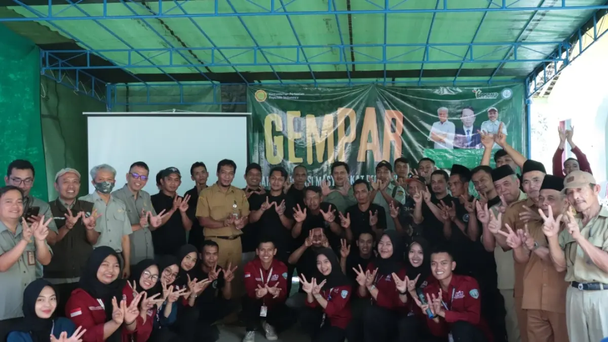 PENGABDIAN MASYARAKAT: Mahasiswa Polbangtan Yoma mendampingi petani Dusun Kawatan, Desa Kwaderan, Kecamatan Kajoran, Kabupaten Magelang, Senin (3/8/2026).