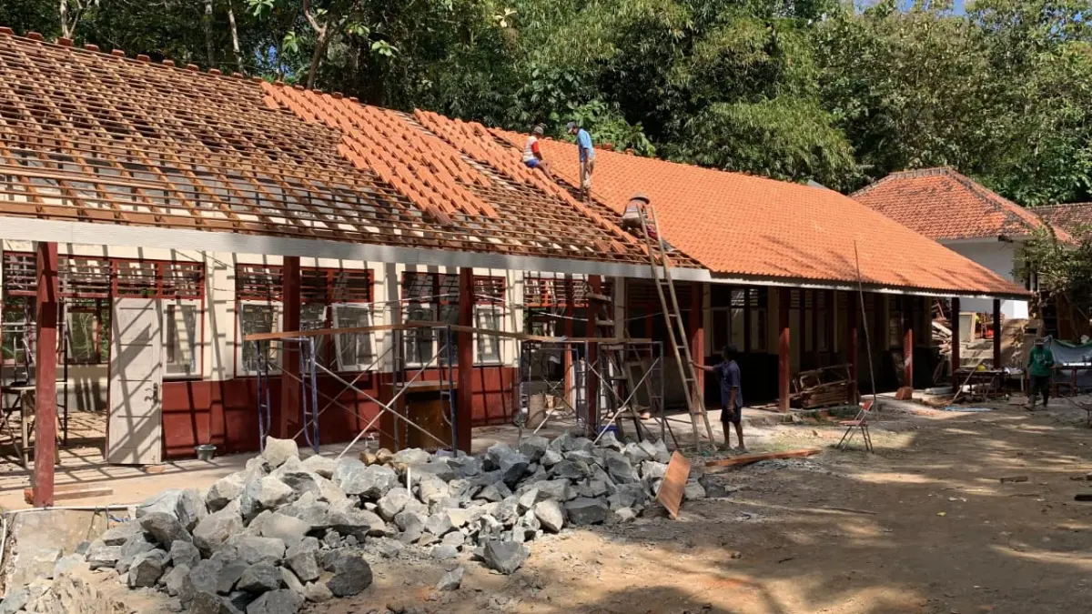 RELOKASI: Pekerja proyek membangun sarana SD Negeri Kokap yang mendapat kucuran bantuan dari Pemerintah Pusat. (ANOM BAGASKORO/RADAR JOGJA)