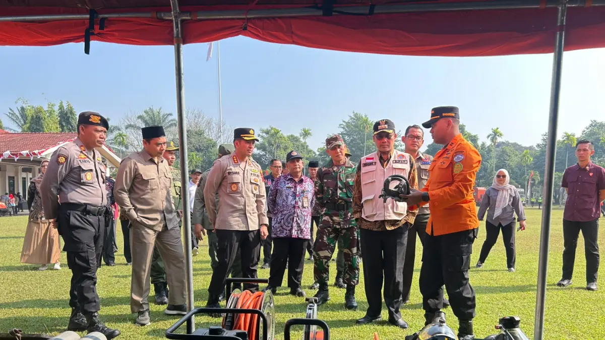 Sejumlah personel lintas instansi mengikuti apel siaga untuk menghadapi ancaman kemarau panjang, Jumat (7/8).