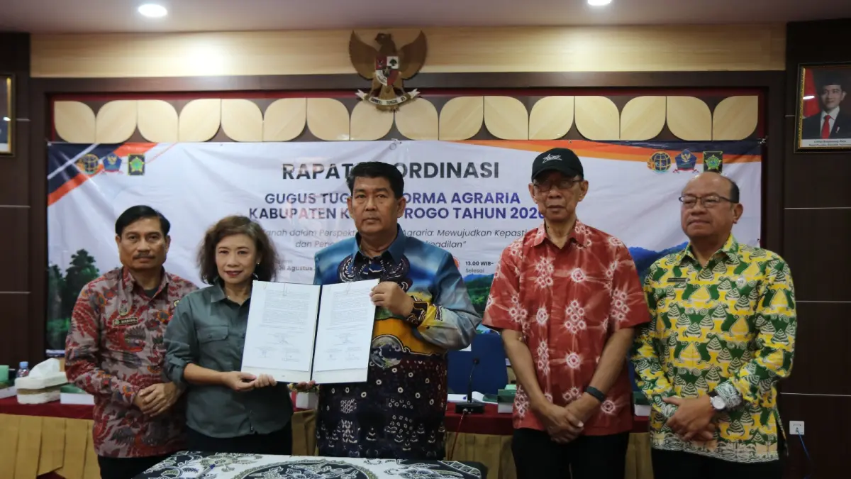 SIMBOLIS: Bupati dan Kepala BPN Kulon Progo menandatangani kesepakatan pembentukan satgas. (Dokumentasi Pemkab Kulon Progo)

