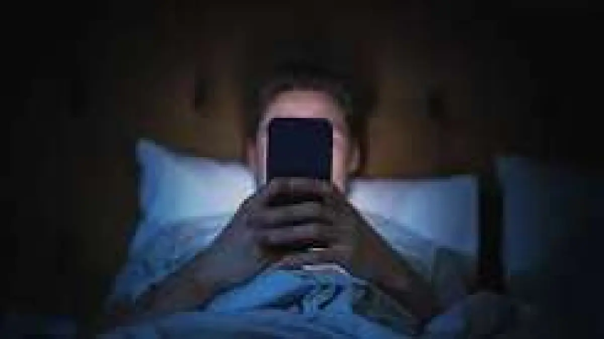 Ilustrasi scrolling hape berjam-jam. 