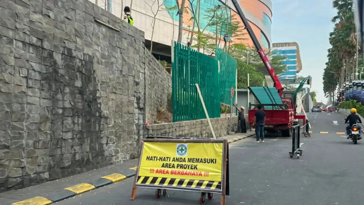 Pembangunan pagar di area Pakuwon Mall Yogyakarta. (Tangkapan Instagram/merapi_uncover)
