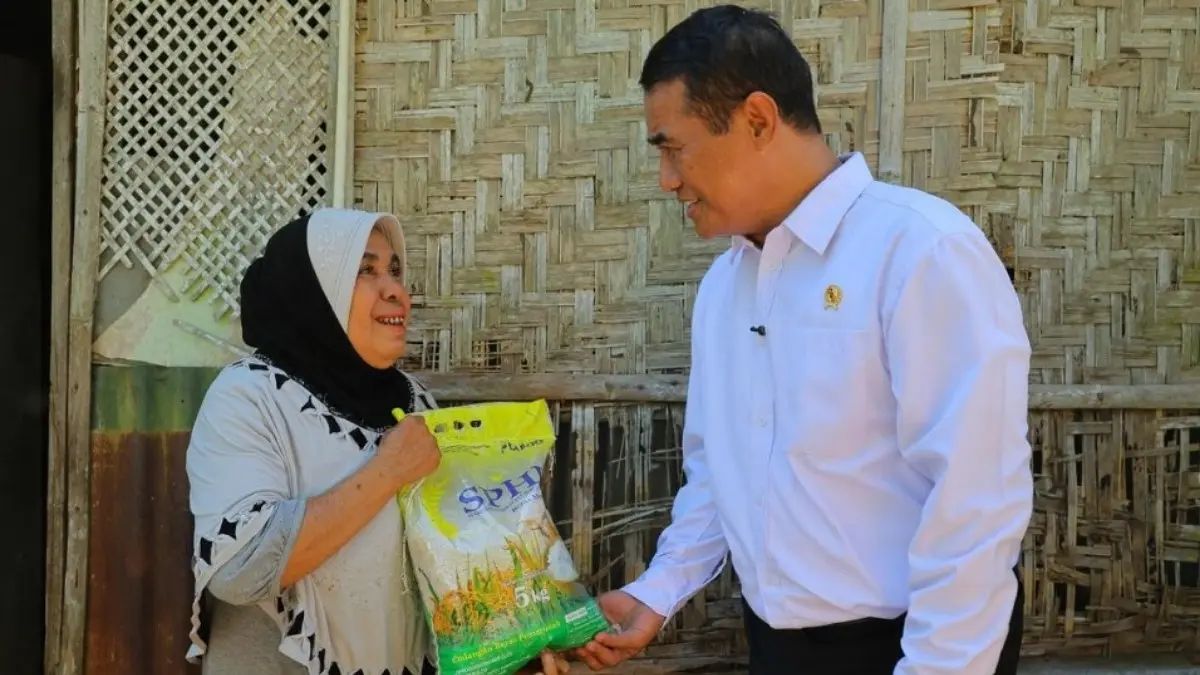 SEMRINGAH: Warga Alor, Nusa Tenggara Timur tampak bahagia saat berbincang dengan Menteri Pertanian Andi Amran Sulaiman