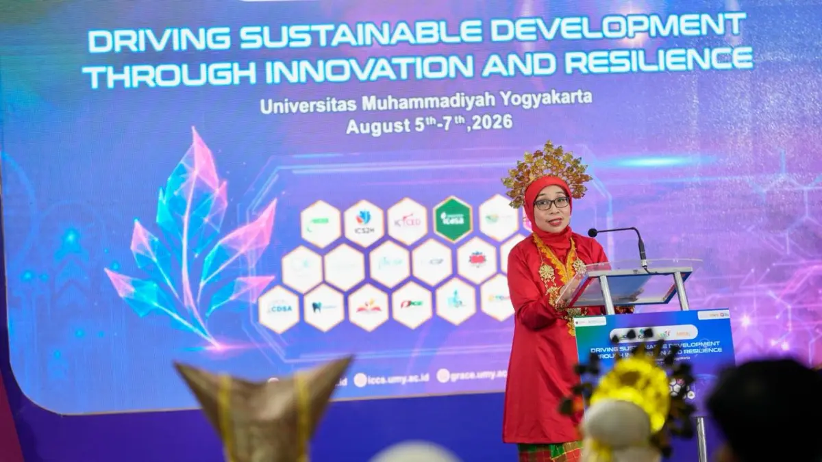 Wakil Rektor Riset, Inovasi, dan Hilirisasi UMY, Dr. Med. dr. Supriyatiningsih, Sp.OG., M.Kes., dalam pidato penutupan rangkaian konferensi internasional UMY. 