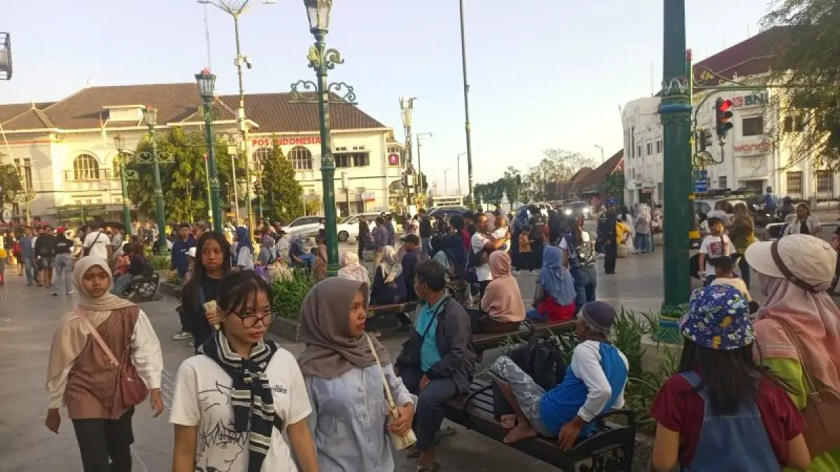 Wisatawan menikmati suasana kawasan Titik Nol Kilometer Kota Jogja, Sabtu (8/8/2026). Gabungan Industri Pariwisata Indonesia (GIPI) DIY mendorong pemerataan event untuk menggaet wisatawan saat low season. Foto: Guntur Aga Tirtana/Radar Jogja 
