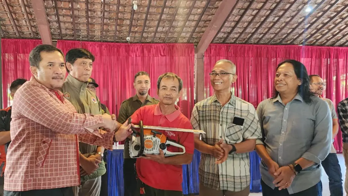 PERKUAT KETANGGUHAN MASYARAKAT: Ketua Komisi A DPRD Eko Suwanto disaksikan Kepala Pelaksana BPBD DIY Agustinus Ruruh Haryata (dua dari kiri) menyerahkan bantuan alat penanggulangan bencana kepada tujuh kelurahan Kaltana dan FPRB di Kota Yogyakarta. Kusno S Utomo/Radar Jogja