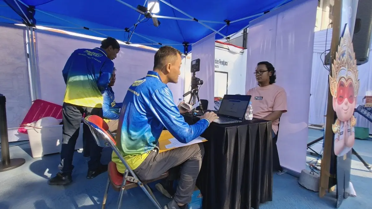 ADMINISTRASI: Warga memanfaatkan layanan paspor yang dibuka di Alun-Alun Wates. ANOM BAGASKORO/RADAR JOGJA