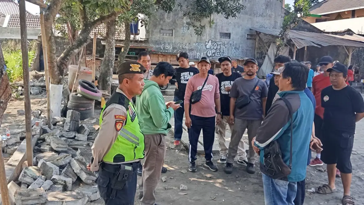 APES: Tembok SDN Minomartani 2 yang roboh menimpa para peserta senam saat acara memperingati HUT Kemerdekaan ke-81 RI di Perum Minomartani, Sleman, Kemarin (9/8). 
Delima Purnamasari/Radar Jogja