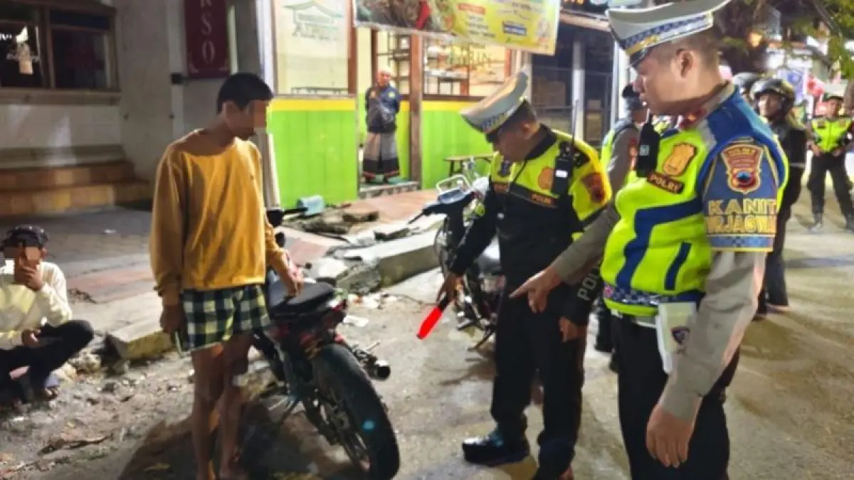 BERI SANKSI: Petugas dari Satlantas Polres Kebumen memberikan sanksi berupa tilang terhadap pengendara sepeda motor yang menyalahi aturan. (Dokumentasi Polres Kebumen)