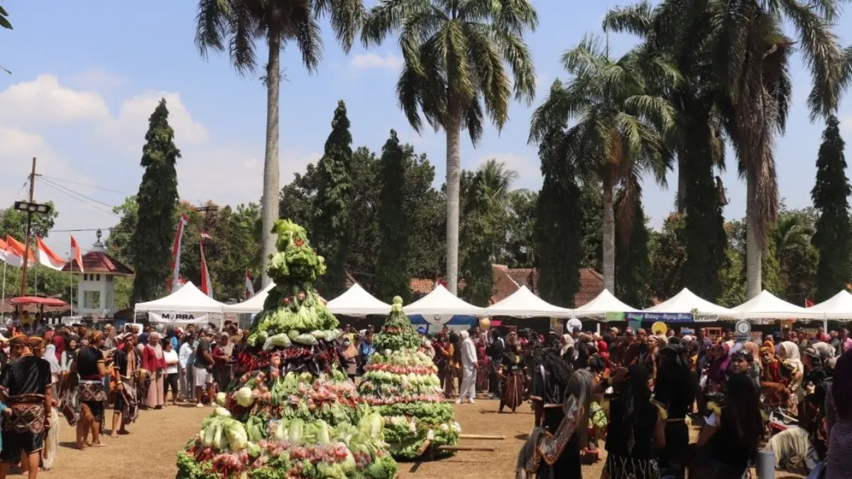 GUNUNGAN SAYURAN: Suasana grebeg sayur dalam rangka peringatan dies natalis ke-8 Polbangtan Yoma di kampus Tegalrejo, Magelang, Sabtu (8/8/2026). (ISTIMEWA)