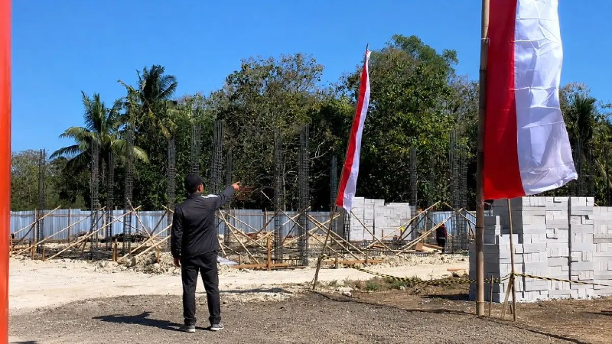 PROGRES PEMBANGUNAN: Pekerja mengerjakan pembangunan gedung baru Dinkes Gunungkidul di Siraman, Wonosari, Jumat (7/8/2026). (Dzika Fajar/Radar Jogja)