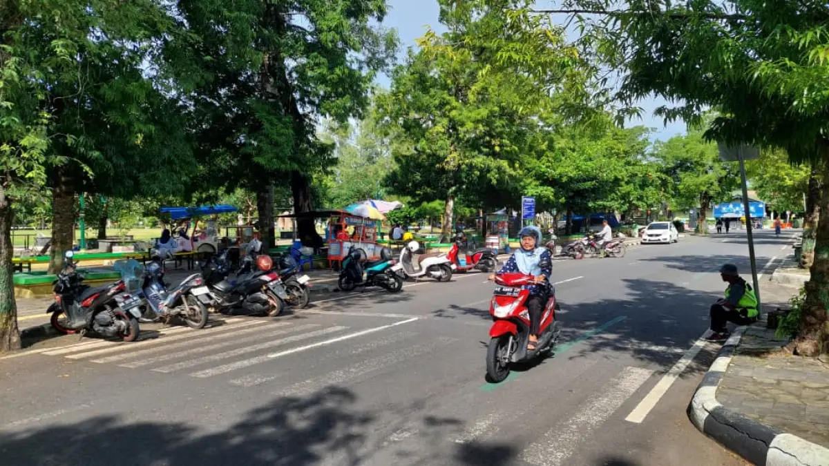 RAPI: Kendaraan roda dua terparkir di Jalan Lingkar Alun-alun Wates, setiap pengunjung wajib membayar retribusi parkir -ANOM BAGASKORO/RADAR JOGJA