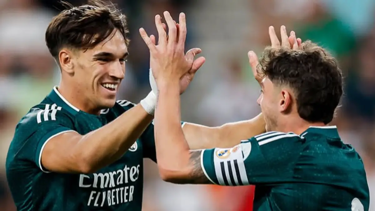 Selebrasi Carlos Espi (kiri) bersama Federico Valverde (kanan) dalam kemenangan 2-1 melawan Ferencvaros.