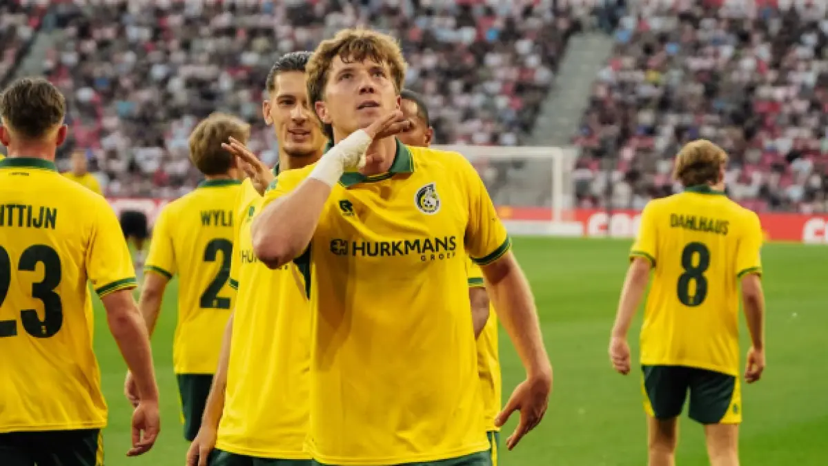 Selebrasi Ole Romeny setelah mencetak gol dalam laga debutnya bersama Fortuna Sittard dalam hasil imbang melawan PSV Eindhoven.