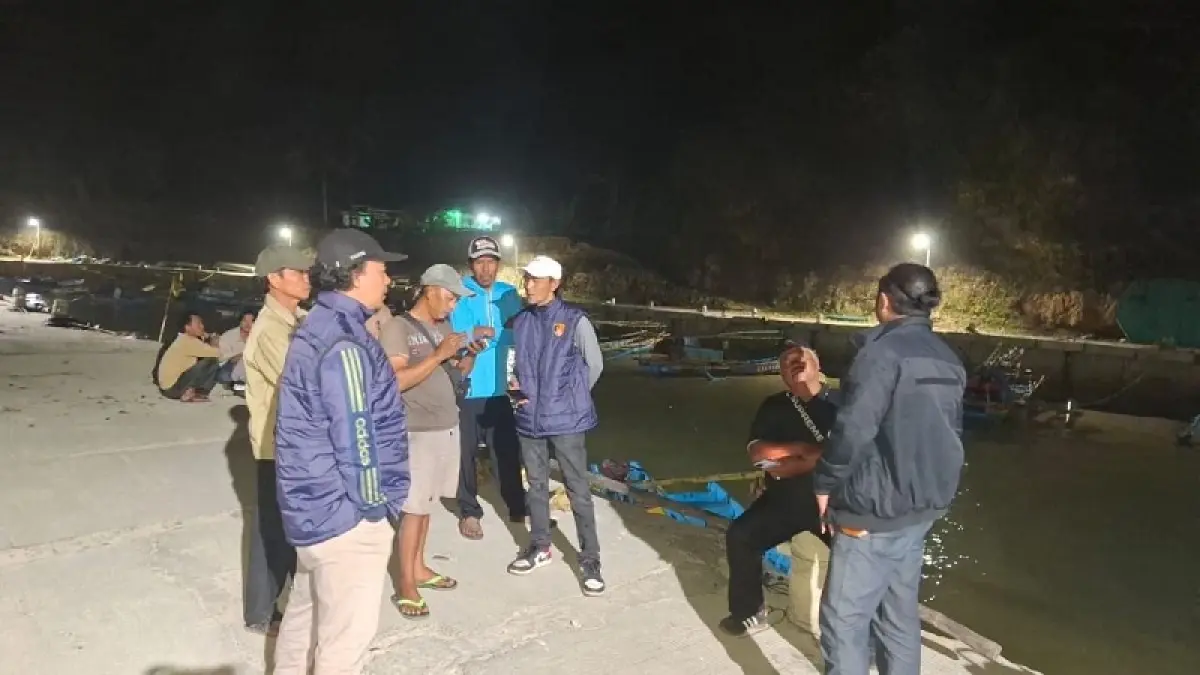 WARGA MENCARI: Masyarakat dan nelayan melakukan pencarian terhadap Rubino yang hilang setelah terhempas gelombang di perairan Pantai Wohkudu, Girikarto, Panggang, Sabtu (8/8). (Dok. Polsek Panggang)