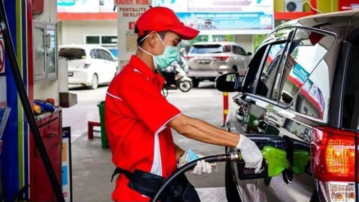 Aktivitas pengisian bahan bakar minyak (BBM) di salah satu SPBU. (Pinterest/fortuneindonesia)