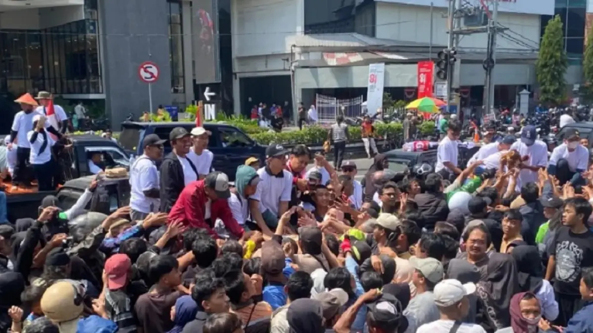 BERDESAKAN: Ratusan peternak menggelar aksi damai dengan membagi-bagikan ayam gratis kepada warga di Alun-Alun Kota Magelang, kemarin (10/8/). YUSWANDA DAMASATYA ADZANI/JAWAPOS RADAR MAGELANG
