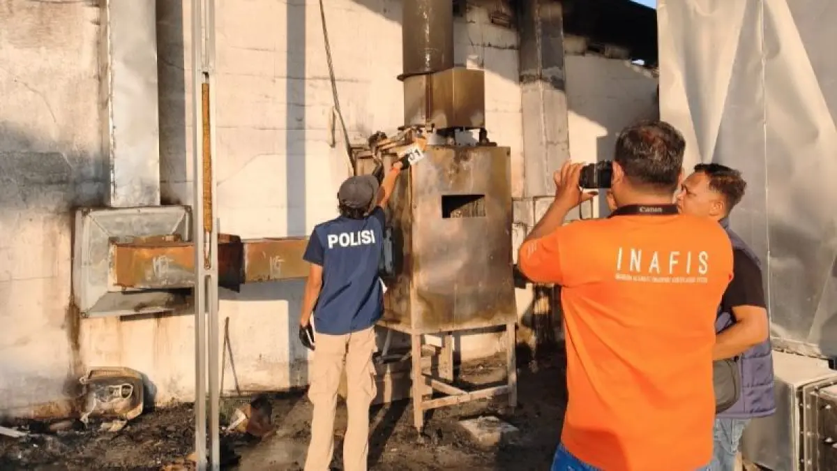 EVAKUASI: Penanganan kebakaran CV Pandanus Internusa Sabtu (8/8) lalu. (Dokumentasi Polresta Sleman) 