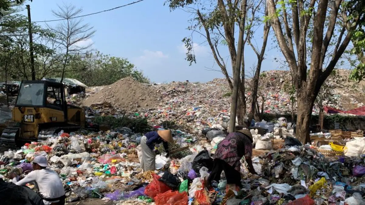 MENGGUNUUNG: Timbunan sampah di zona aktif TPAS Wukirsari, Baleharjo, Wonosari, Gunungkidul. Volume sampah yang masuk terus meningkat, termasuk sampah dari kawasan pantai. (DZIKA FAJAR/RADAR JOGJA)