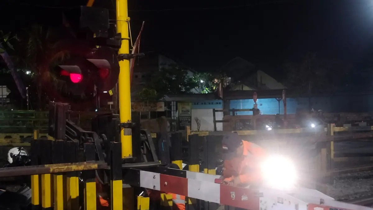 Perbaikan Palang Pintu Kereta Api di Gamping 