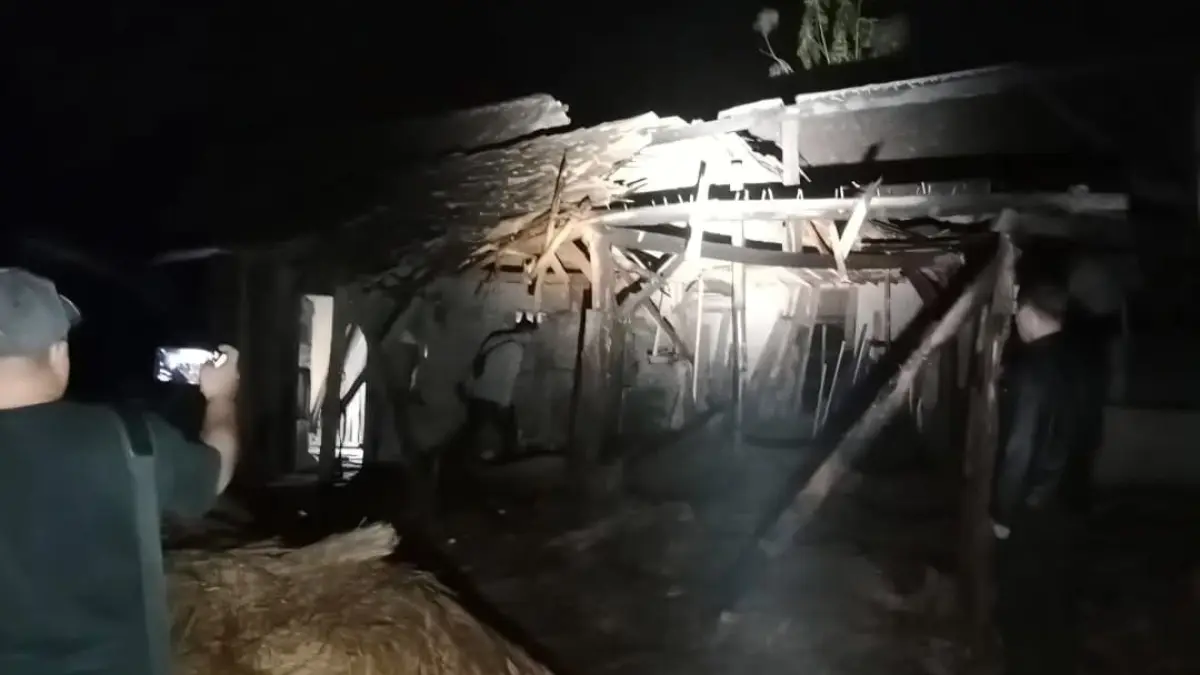Petugas Polsek Wonosari mendokumentasikan kondisi kandang penyimpanan jerami milik warga di Padukuhan Ngaliyan, Kalurahan Pulutan, Kapanewon Wonosari. (Dok. Polsek Wonosari)