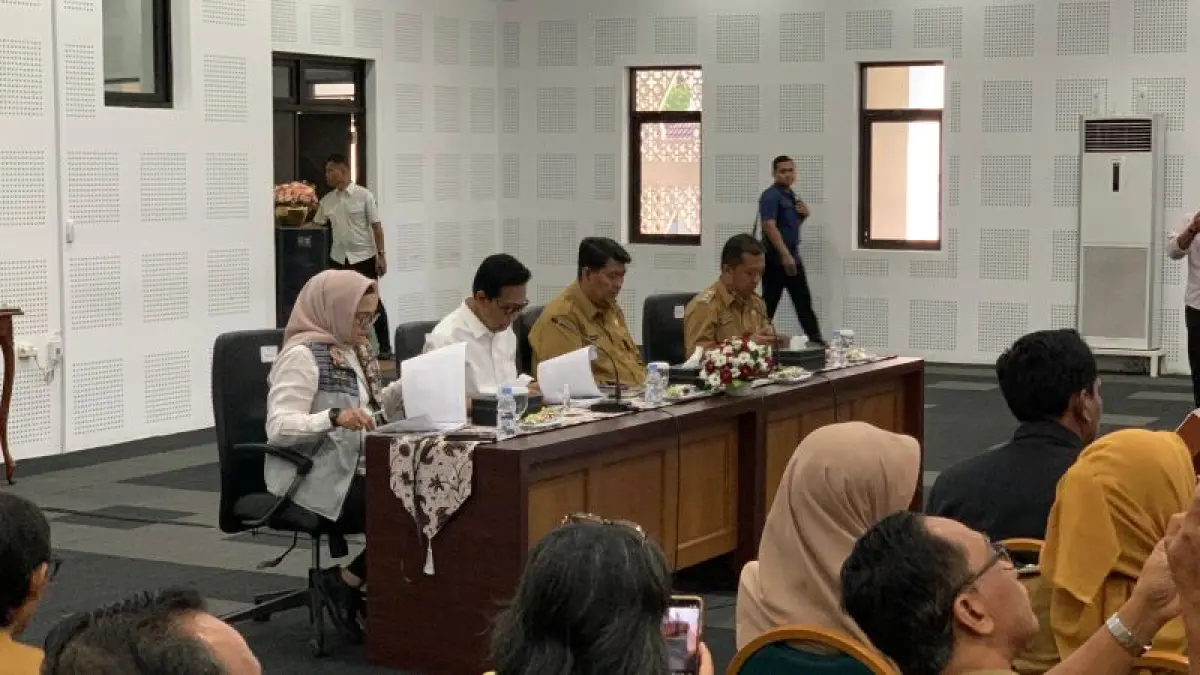 RAPAT: Gubernur DIY bertemu dengan Bupati Kulon Progo saat kunjungan di Kawasan Pemkab Kulon Progo. (ANOM BAGASKORO/RADAR JOGJA)