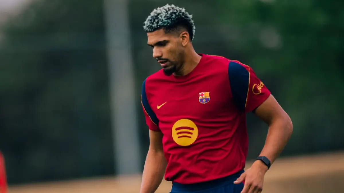 Ronald Araujo dikabarkan telah sepakat untuk perkuat Liverpool dengan status pinjaman dari Barcelona.