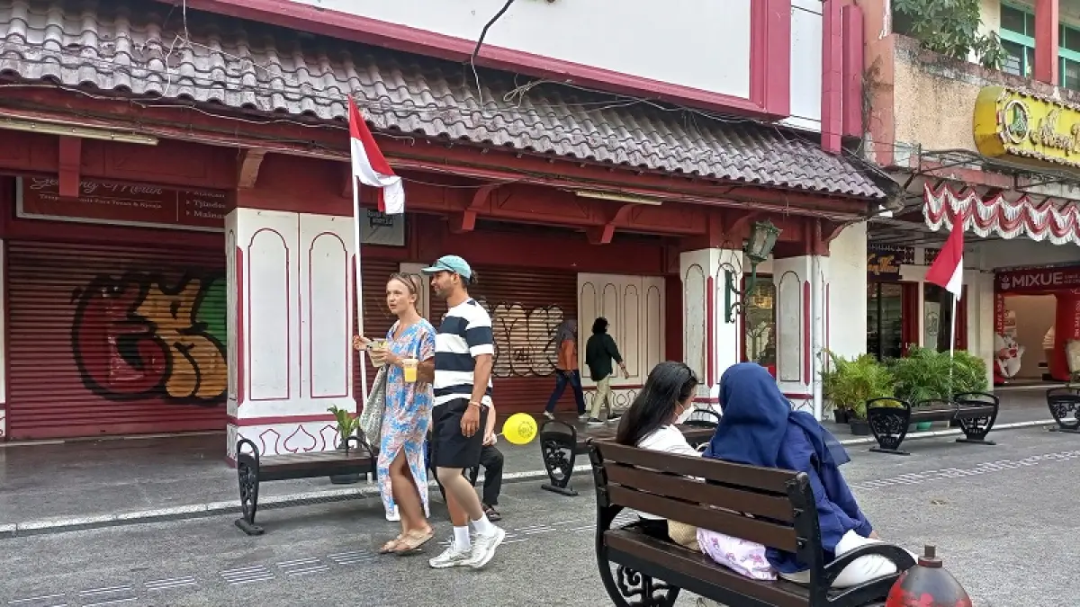Sepasang wisatawan mancanegara menikmati suasana kawasan pedestrian Malioboro, Kota Jogja, Senin (10/8/2026). Foto: Guntur Aga Tirtana/Radar Jogja 