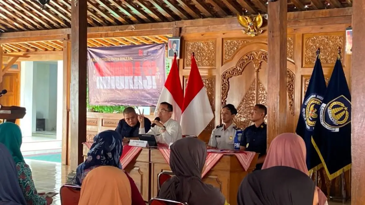 SOSIALISASI: Petugas Kantor Imigrasi Kelas II TPI Kulon Progo sedang memberikan penjelasan kepada warga Kalurahan Selopamioro mengenai imigrasi Senin (10/8). (Cintia&nbsp;Yuliani/Radar Jogja)